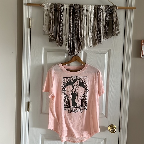Villians Cruella Devil Short Sleeve Pink Tee Juniors XL - Picture 4 of 5